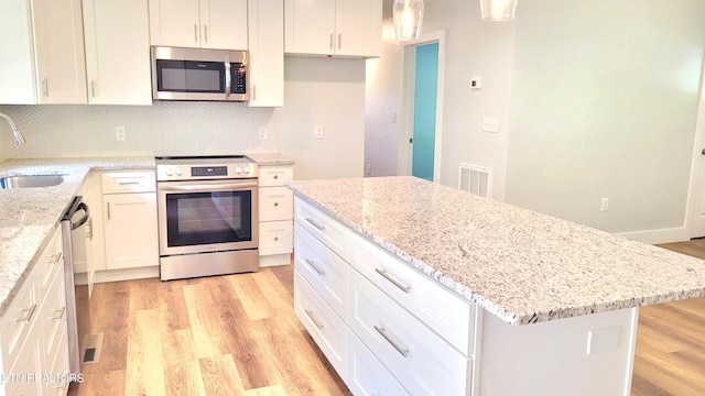 1805 Ferd Hickey Rd, Knoxville, TN 37909 - kitchen featuring a sink, stainless steel appliances, light wood-type flooring, visible vents, and backsplash