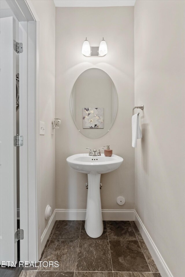 6749 Albatross Ln, Knoxville, TN 37921 - bathroom with baseboards