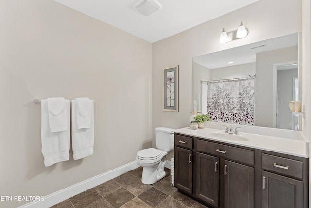 6749 Albatross Ln, Knoxville, TN 37921 - bathroom featuring baseboards, toilet, vanity, and a shower with curtain