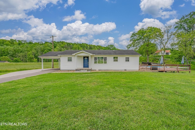 view of front of home featuring driveway, crawl space, a front lawn, and a carport