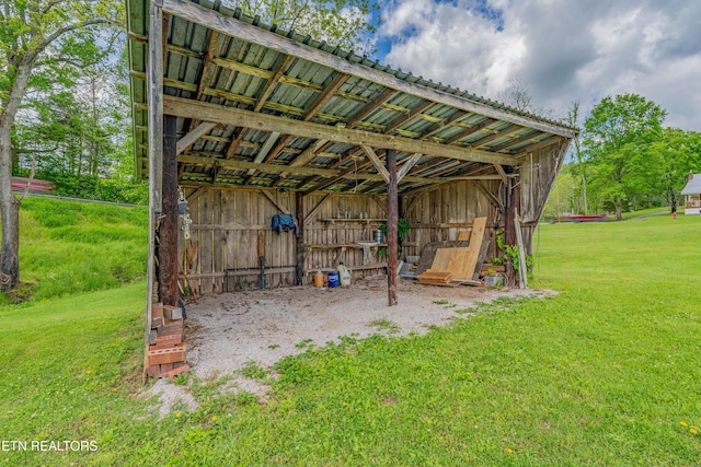 view of pole building featuring a yard