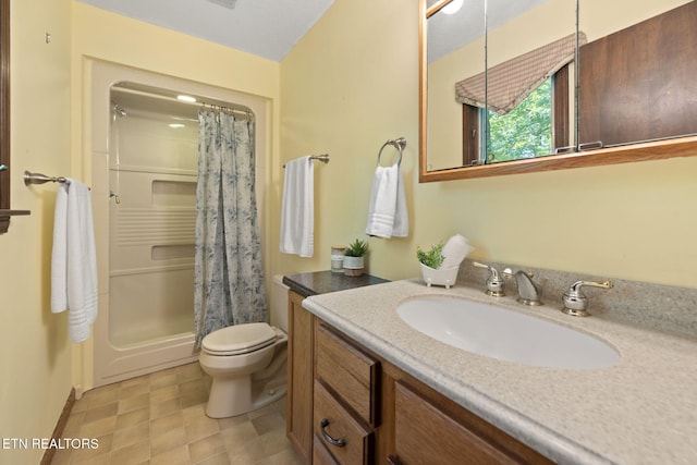 bathroom featuring vanity, baseboards, toilet, and curtained shower