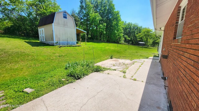 view of yard featuring a storage shed and an outdoor structure