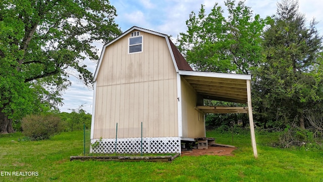 view of barn featuring a yard