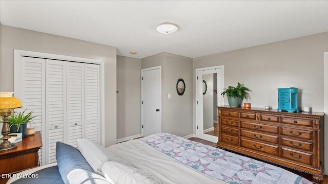bedroom with baseboards and a closet