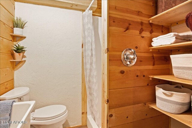 3009 Winding Way, Cosby, TN 37722 - bathroom featuring curtained shower and a textured wall