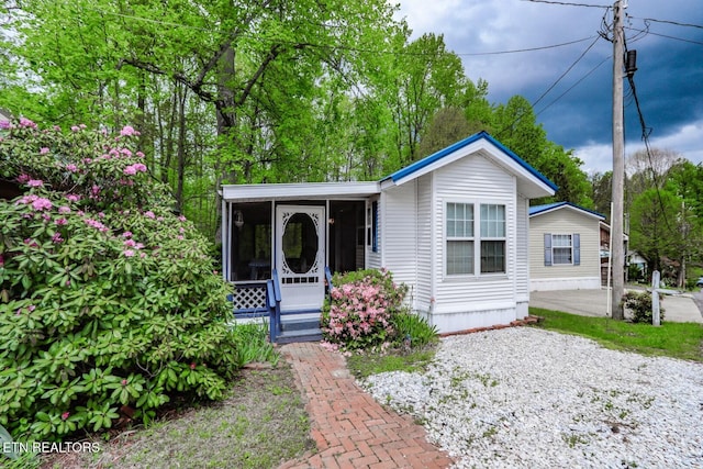 5355 E Pkwy, Cosby, TN 37722 - manufactured / mobile home featuring a sunroom