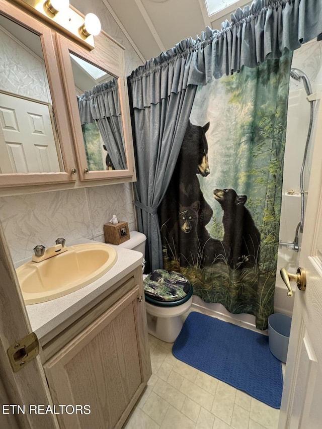 5355 E Pkwy, Cosby, TN 37722 - bathroom featuring backsplash, toilet, shower / bathtub combination with curtain, and vanity