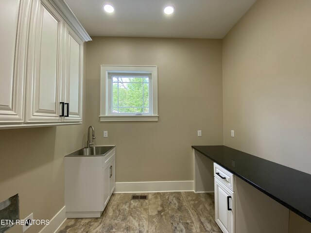 laundry room with recessed lighting, baseboards, visible vents, and a sink