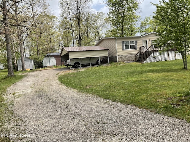 view of front of home with an outdoor structure, a front lawn, a shed, dirt driveway, and a carport