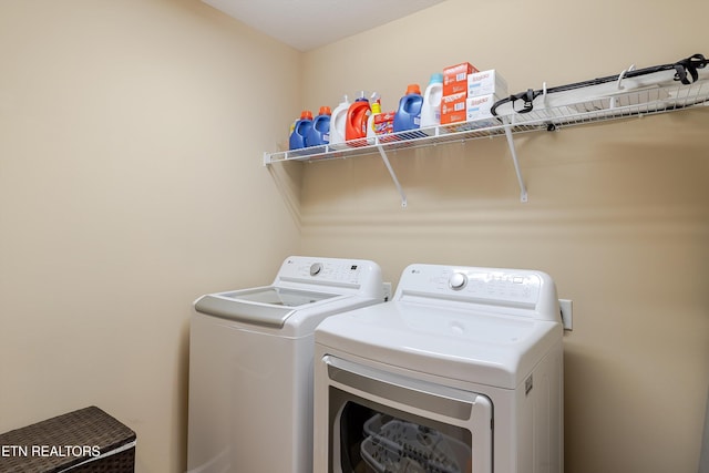 1827 Autumn Bluff Rd, Knoxville, TN 37932 - laundry area featuring independent washer and dryer