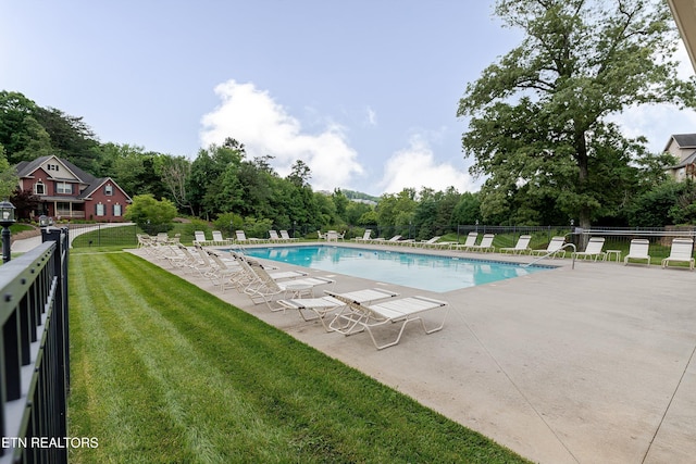 1827 Autumn Bluff Rd, Knoxville, TN 37932 - community pool with a patio