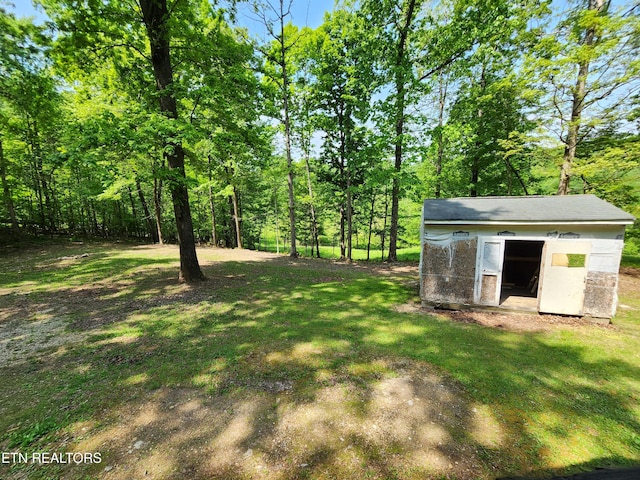 view of yard featuring an outdoor structure and a shed