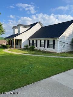 view of front of property featuring a front yard