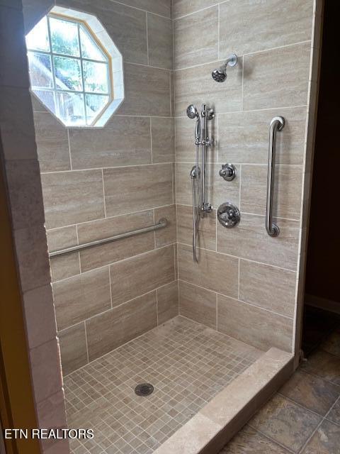 full bath featuring tiled shower
