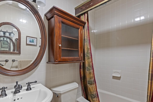 702 Meadowview Dr, Harriman, TN 37748 - bathroom featuring a sink, shower / tub combo with curtain, toilet, tile walls, and backsplash
