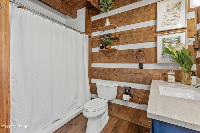 full bath with vanity, toilet, wood finished floors, and a shower with shower curtain