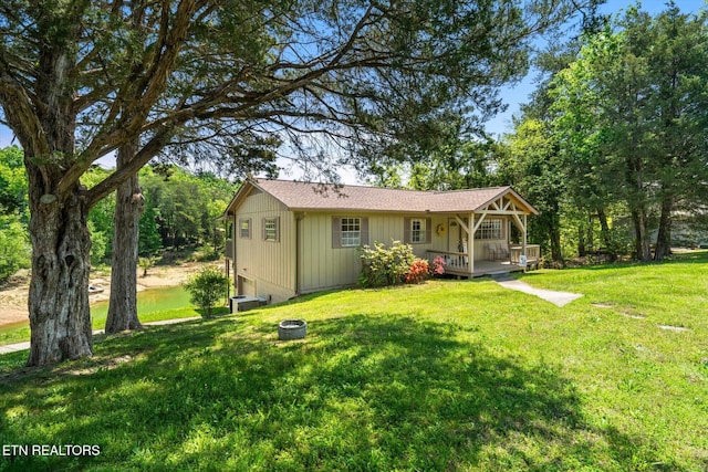 view of front facade with a porch, central AC, and a front yard