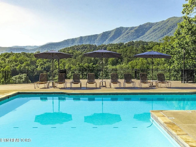 620 Hawk View Dr, Townsend, TN 37882 - community pool with a mountain view