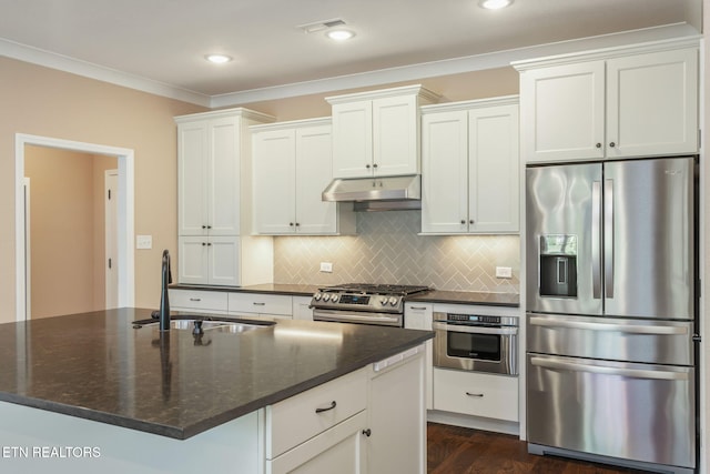 kitchen with crown molding, dark wood-style flooring, appliances with stainless steel finishes, a sink, and under cabinet range hood
