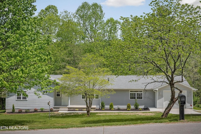 260 Yonside Dr, Sparta, TN 38583 - ranch-style home featuring an attached garage, a shingled roof, and a front yard