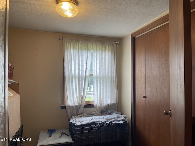 123 Sexton Ln, Clinton, TN 37716 - bedroom featuring a closet and a textured ceiling