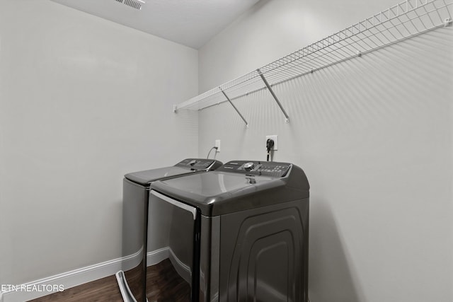 1724 Golden Nugget Ln, Knoxville, TN 37932 - clothes washing area featuring washing machine and dryer, baseboards, and wood finished floors