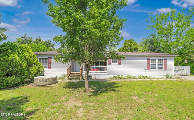 view of front of property featuring a porch and a front yard