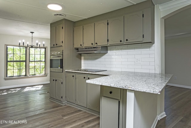 kitchen with visible vents, an inviting chandelier, baseboards, stainless steel oven, and under cabinet range hood