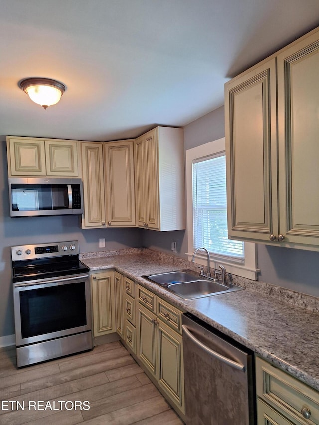 5828 Eldridge Rd, Knoxville, TN 37918 - kitchen featuring a sink, cream cabinets, stainless steel appliances, and light wood finished floors