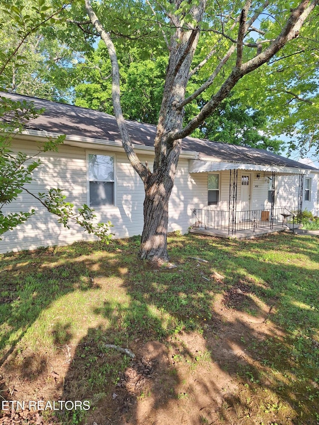 5828 Eldridge Rd, Knoxville, TN 37918 - single story home with a porch and a front yard