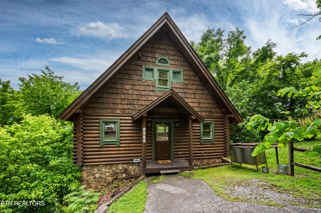 cabin featuring log siding