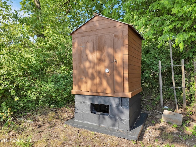 380 Buster Blvd, Lenoir City, TN 37772 - view of outdoor structure featuring an outbuilding