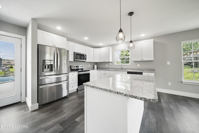 2934 Eledge Ln, Sevierville, TN 37876 - kitchen featuring stainless steel appliances, dark wood-type flooring, recessed lighting, baseboards, and a kitchen island
