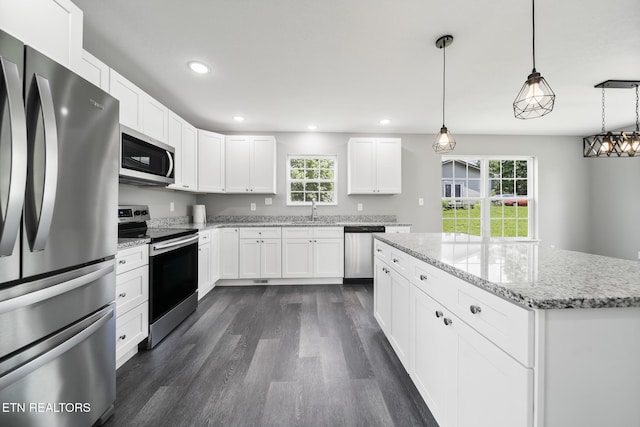 2934 Eledge Ln, Sevierville, TN 37876 - kitchen featuring appliances with stainless steel finishes, a sink, plenty of natural light, dark wood-style floors, and recessed lighting
