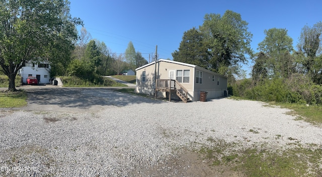 view of front of home featuring gravel driveway