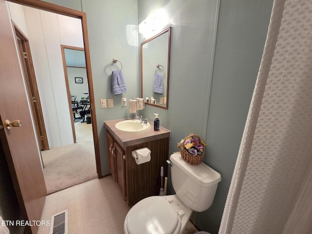 full bathroom with visible vents, curtained shower, toilet, and vanity