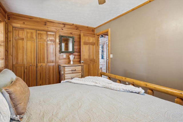 bedroom with ornamental molding and a ceiling fan