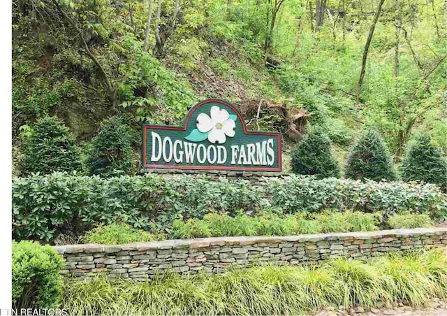 community sign featuring a view of trees