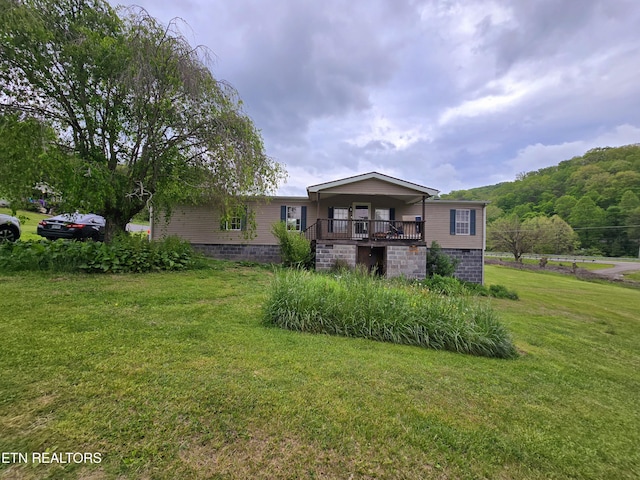 view of front of house featuring crawl space and a front yard