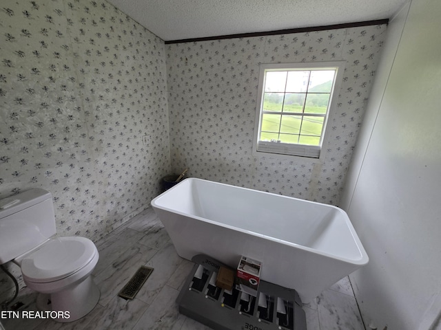 full bath featuring toilet, wallpapered walls, visible vents, and a textured ceiling