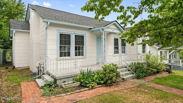 953 Maynard Ave, Knoxville, TN 37917 - view of front of house featuring roof with shingles and fence