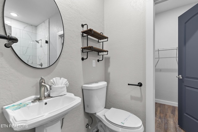 3487 Summit Trails Dr, Sevierville, TN 37862 - full bathroom featuring a sink, a textured wall, toilet, and wood finished floors