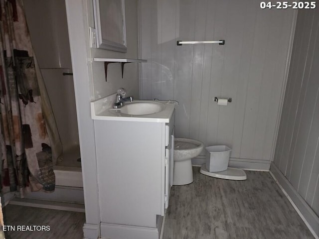 full bath with vanity, toilet, wood finished floors, and a shower with shower curtain