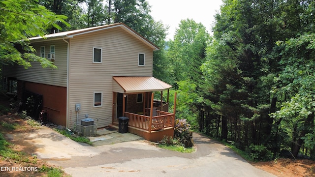 4017 Hatcher Hollow Rd, Walland, TN 37886 - view of front facade featuring driveway and cooling unit