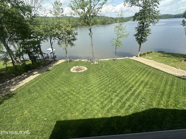 view of yard featuring a water view