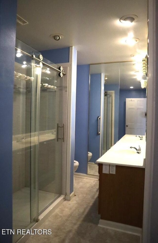 full bath with vanity, toilet, and a stall shower