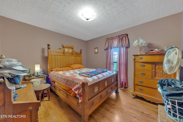 243 Bunch Ln, Clinton, TN 37716 - bedroom with light wood-type flooring and a textured ceiling