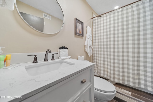 full bath featuring visible vents, a shower with shower curtain, toilet, and vanity