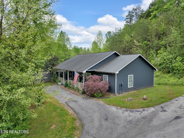 1045 Indian Gap Rd, Sevierville, TN 37876 - view of front of home with roof with shingles, a front yard, and driveway